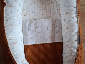 Babynestje Wafelstof cognac met camel terracotta bloemen