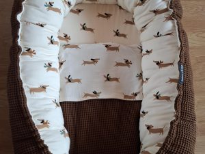 Babynestje Wafelstof cacao bruin met teckel hondje